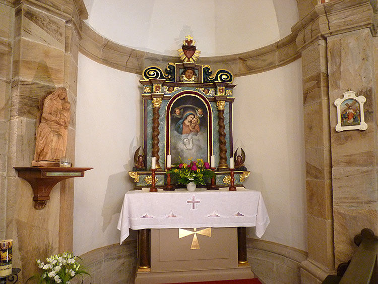 Der rechte Seitenaltar zeigt Maria als „Mutter vom guten Rat“, er stammt aus Fritzlar und ist über 300 Jahre alt.
